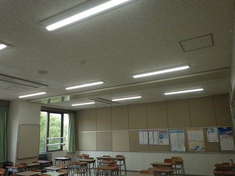 D高等学校普通教室・階段照明設備及び屋上床他改修工事-教室
