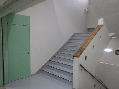 D高等学校普通教室・階段照明設備及び屋上床他改修工事-階段