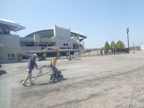 埼玉スタジアム2002公園施設整備工事（北広場遮熱舗装工その2）-表面研磨