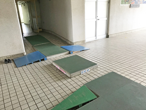 さいたま市立東宮下小学校便所改修工事-通路-施工前