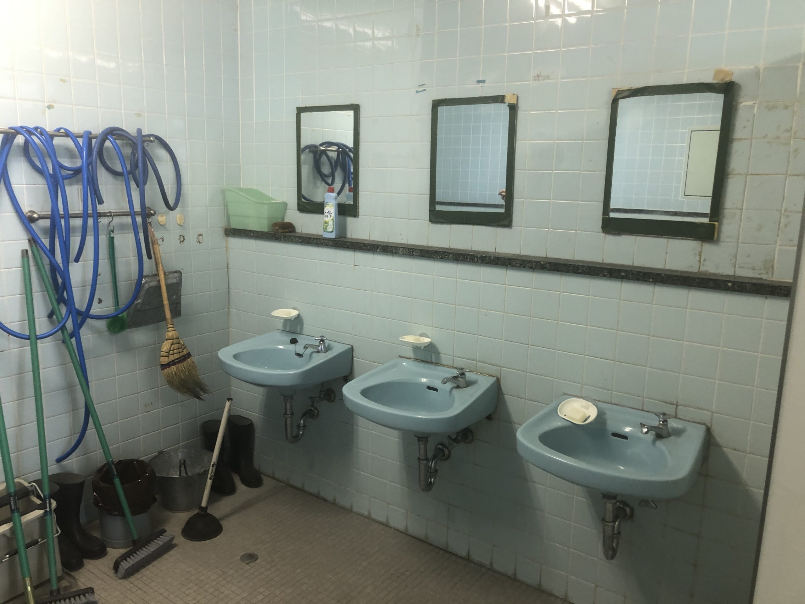 植水中学校 男子トイレ 施工前