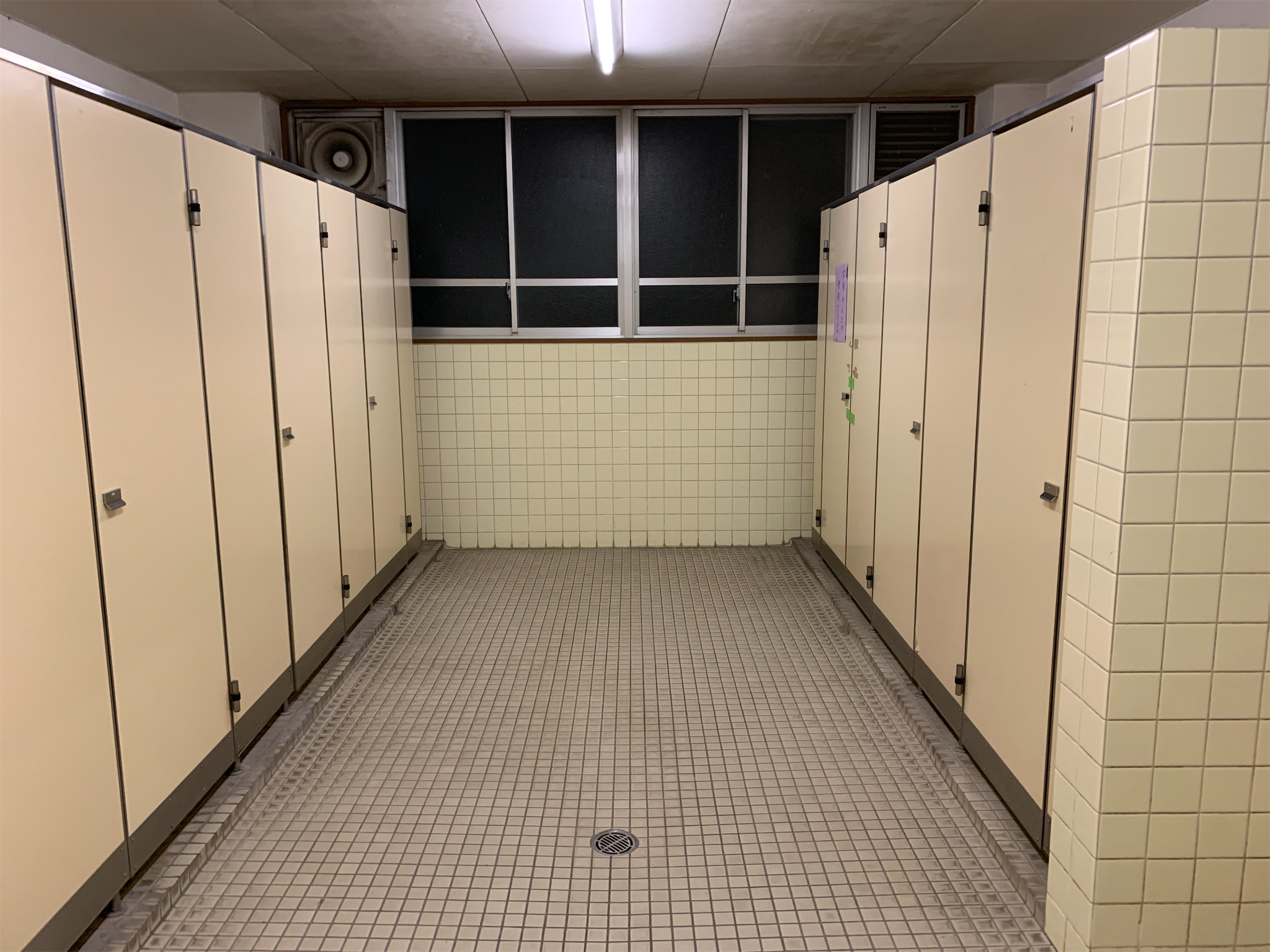 尾間木中学校 女子トイレ 施工前