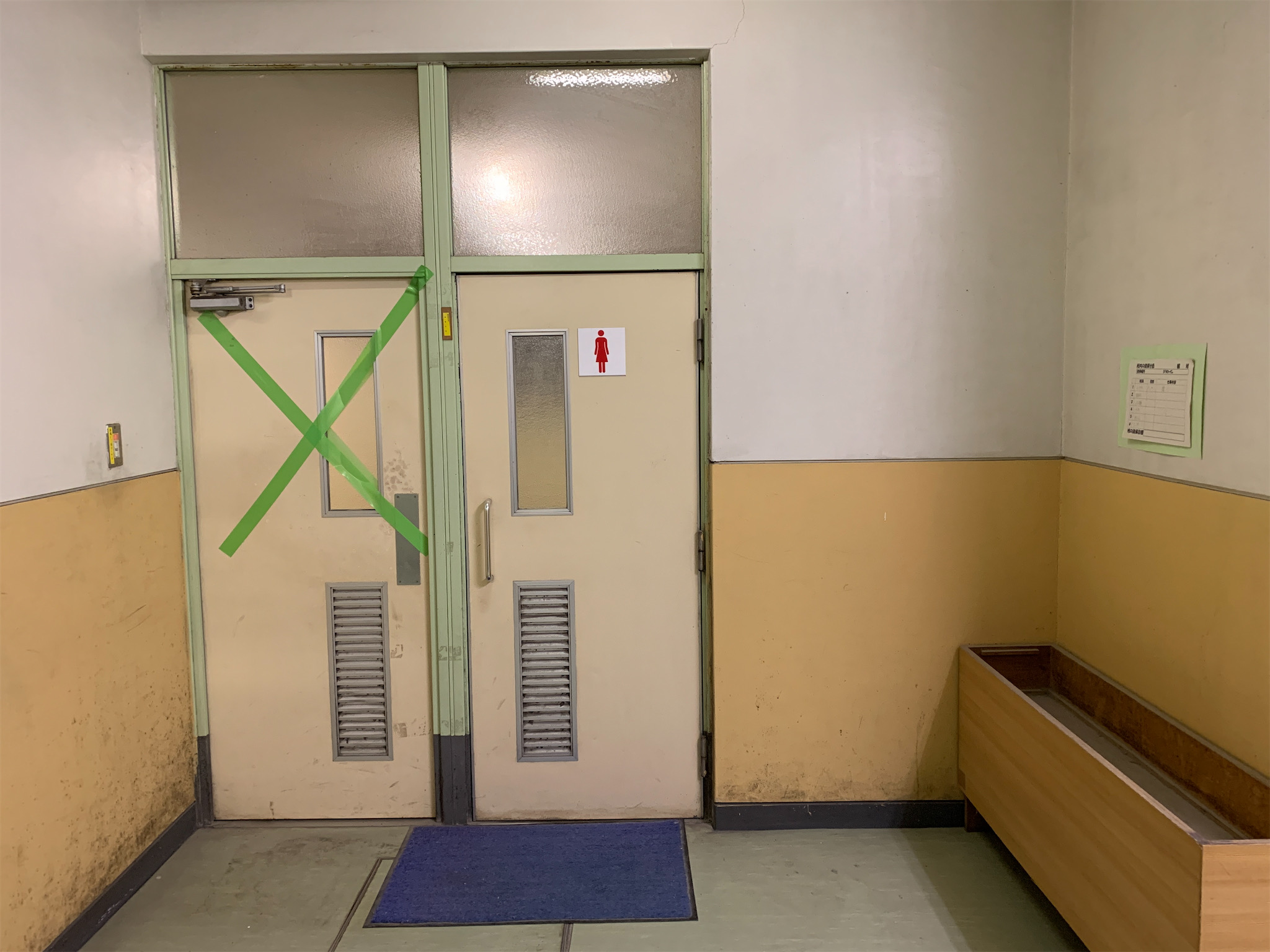 尾間木中学校 廊下 施工前