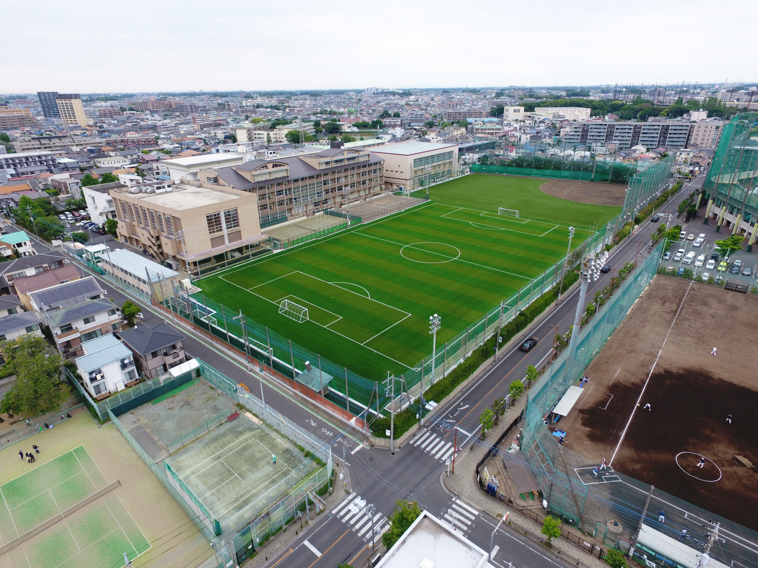 浦和高等学校　校庭　完成　斜めから