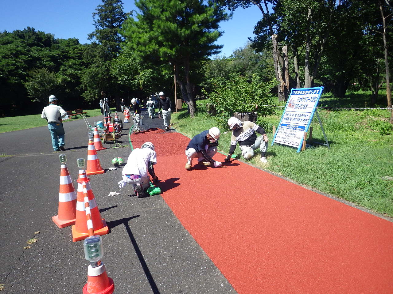 総合交付金（公園）工事（和光樹林公園ジョギングコース改修工その２）　ゴム施工